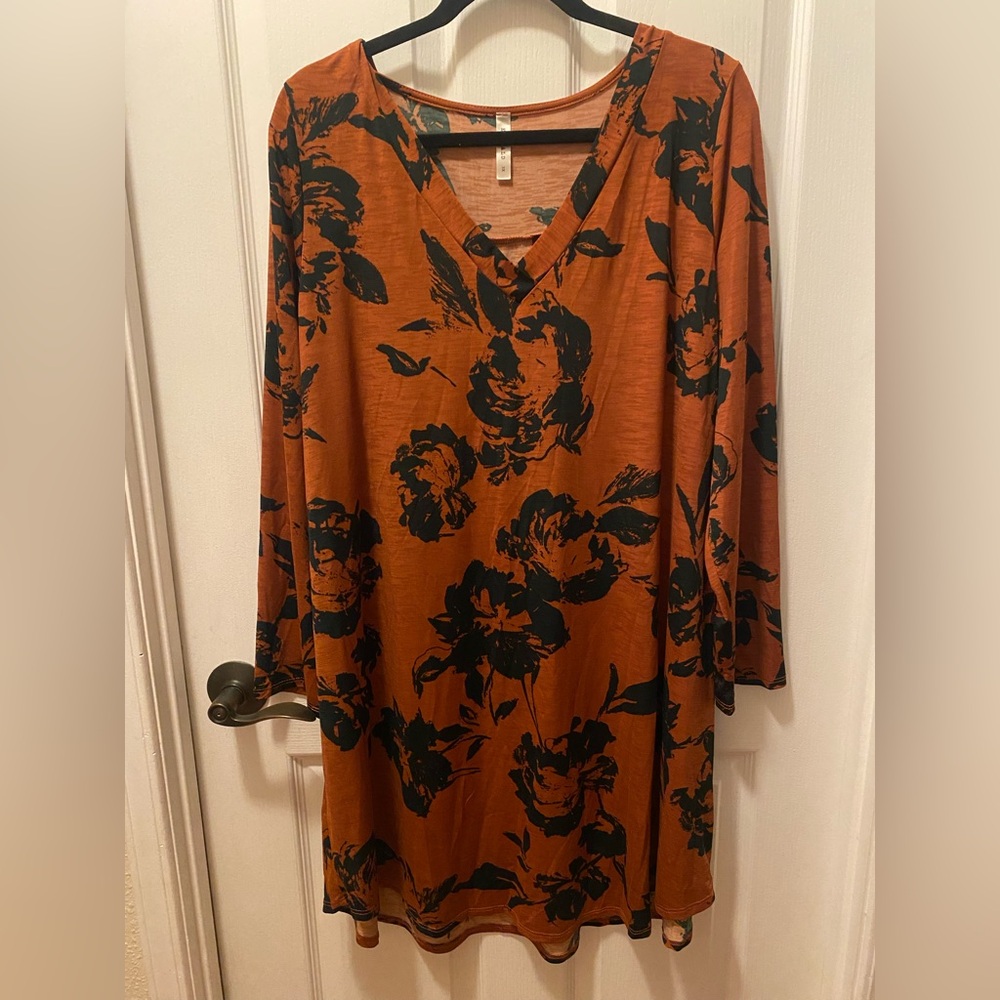 Floral V-Neck in Orange and Black